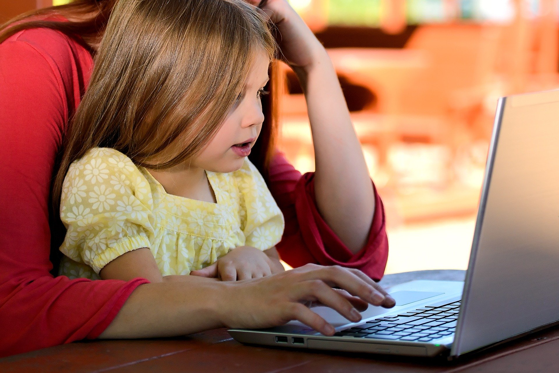 Educação virtual pode trazer mais riscos à saúde mental que as aulas presenciais?